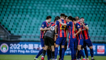  热那亚主场球迷助威声震天，激励球队逆转取胜