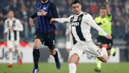  巴黎圣日耳曼主场大胜领跑积分榜  