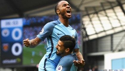  曼城铁卫头槌制胜，连续十场零封创英超新纪录  