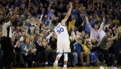  库里单场14记三分刷新NBA常规赛纪录  
