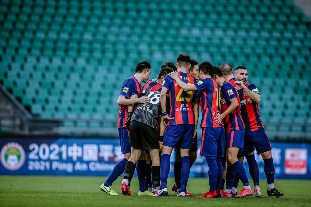  热那亚主场球迷助威声震天，激励球队逆转取胜